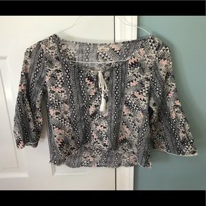Hollister adorable cropped shirt